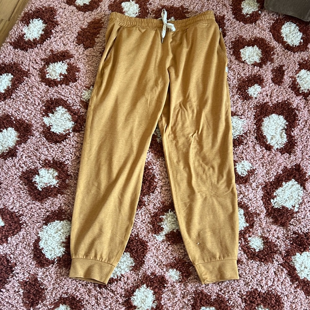 Vuori performance jogger sweatpants